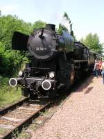 VSM 52 3879 am 10-7-2004 in Simpelveld(NL)
VSM ist Veluwsche Stoomtrein Maatschappij
Die ehemalige BB 52 3879 kam in 1989 nach den Niederlanden zur SSN seit 2003 verbleibt die lok bei VSM 