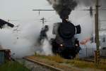 52.4984  Eberhard  mit R 16298 von Wien Suedbahnhof nach Ernstbrunn (Nostalgiesonderverkehr) beim kraftvollen Start in Korneuburg.