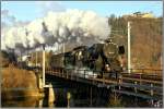 Dampflok 52.4984  Eberhard  fhrt mit Lz 17045 von Mrzzuschlag nach Knittelfeld zur alljhrlichen Revision.Hier berquert der Zug die Mrzbrcke in Kapfenberg und im Hintergrund ist die Burg