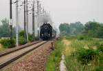 Tfz 52.4984 + 2050.002 (in dieser Perspektive kaum sichtbar), unterwegs als R 16344 von Wien Sdbahnhof (Ostseite) nach Spitz/Donau zur Sonnwendfeier, kurz vor Absdorf-Hippersdorf, an diesem