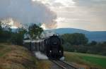 BR 52.4984  Eberhard  hat soeben den Mollmannsdorfer Berg erklommen und dampft weiter nach Ernstbrunn.