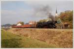 52.7612 mit dem Planrbenzug VG 75013 von Mistelbach nach Hohenau am 31.10.2009 mit der Kirche von Hauskirchen im Hintergrund.