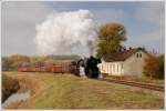 52.7612 mit dem Planrbenzug VG 75013 von Mistelbach nach Hohenau am 31.10.2009, aufgenommen bei der Durchfahrt des aufgelassenen Bahnhofes Hauskirchen.