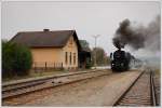 Eine typische sterreichische Nebenbahnidylle: Mit geschlossenem Regler rollt 52.4984 mit ihrem Fotosonderzug R 16612 von Retz nach Drosendorf am 22.10.2009 in den Bahnhof Niederfladnitz in der