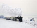 Die 52.7612 fhrt auf dem Weg nach Ernstbrunn durch   die Weinviertler Winterlandschaft.