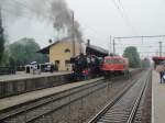 Dampflok 52.100 und eine Diesellok der BR 2050 treffen sich am 2.5.10 in Korneuburg