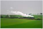 52 100 und 52.4984 mit dem SREX 16170 auf dem Weg von Korneuburg nach Ernstbrunn; hier bei der Ausfahrt aus Hetzmannsdorf, 2.5.2010.