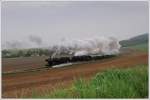 52 100 und 52.4984 mit ihrem SREX 16170 von Korneuburg auf der Fahrt nach Ernstbrunn am 2.5.2010 kurz nach der Ausfahrt aus Wetzleinsdorf auf dem Weg zum Dritten Oldtimertreffen auf Schiene und Strae