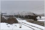 52.4984 mit ihrem Sdz R 16373 von Wien nach Willendorf am 8.12.2010 in Pfaffsttten mit dem NICHT sichtbaren Busserltunnel im Hintergrund.