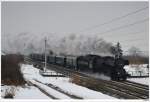 52.4984 mit dem Dampfsonderzug R16371 von Wien/Sd-Ost nach Willendorf; Nahe Busserltunnel bei Pfaffsttten; 8.12.2010.