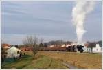 52.7612 mit dem rund 1000 Tonnen schweren VG 75013 von Mistelbach nach Hohenau bei der Durchfahrt der Ortschaft Hauskirchen am 26.12.2010.