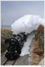 52.100 mit dem SDZ R17074 von Wien/Heiligenstadt nach Sigmundsherberg; hier beim steinernen Einschnitt bei Sh; 20.2.2011