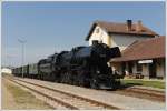 52.100 vom Heizhaus Strasshof mit dem REX 7392 aus Korneuburg bei der Ankunft in Ernstbrunn am 27.8.2011.