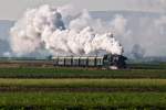 52 100 dampft mit dem  Nostalgie Express Leiser Berge  an diesem kalten Herbstmorgen zwischen Stetten und Rckersdorf-Harmannsdorf in Richtung Ernstbrunn.