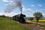 EZ 7390 hat mit SEK Dampflok 52 100 soeben den sogenannten Mollmanndorfer Berg erklommen und fhrt dem nchsten Aufenthalt in Wrnitz-Hetzmannsorf entgegen.