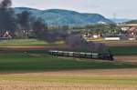 52 100 mit dem Nostalgie Express  Leiser Berge , unterwegs in der weiten niedersterreichischen Landschaft.