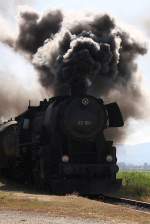 Qualmend faehrt die 52.100 des 1.SEK mit dem  NostalgieExpress Leiser Berge  am 06.10.2012 in die Hst. Mollmannsdorf.