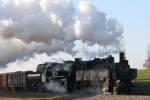 NLB 93.1420 als Vorspann der VdEA 52.4984 vor einem Rbenzug am 09.12.2012 zwischen Mistelbach LB und  Wilfersdorf-Hobersdorf.