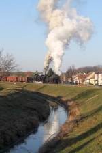 NLB 93.1420 als Vorspann der VdEA 52.4984 am 09.12.2012 bei der Ausfahrt Hauskirchen.