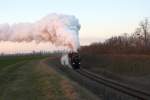 Die tiefstehende Sonne kurz vor ihrem Untergang taucht die Abdampfwolken der NLB 93.1420 und der VdEA 52.4984 in seltsam anmutendes Rosa.