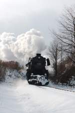 Dampflokomotive 52.100 in einem Gleisbogen kurz nach Hetzmannsdorf.