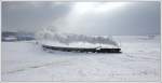 52.100 vom Heizhaus Strasshof nimmt mit ihrem SR 14370 am 17.2.2013 die Steigung am Mollmannsdorfer Berg in Angriff. (Weitwinkelversion)

http://www.eisenbahnmuseum-heizhaus.com/ 

