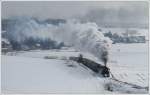 52.100 vom Heizhaus Strasshof nimmt mit ihrem SR 14370 am 17.2.2013 die Steigung am Mollmannsdorfer Berg in Angriff.