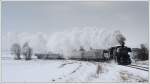 52.100 vom Heizhaus Strasshof mit ihrem SR 14370 am 17.2.2013 in Harmannsdorf aufgenommen.

http://www.eisenbahnmuseum-heizhaus.com/

