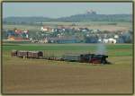 52.7612 mit dem IGE Sonderzug R 16634 (Korneuburg-Ernstbrunn) am 23.9.2006 zwischen Harmannsdorf und Mollmannsdorf mit der Burg Kreuzenstein im Hintergrund.