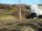 ÖSEK 52.100 und ÖBB 1010.10 passieren am 6.Jänner 2014 auf ihrer Fahrt nach Mürzzuschlag über den Semmering den Südbahntunnel bei Gumpoldskirchen.