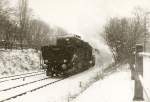 BB - Eine 52 zieht (mit Mhe) einen sehr langen Gterzug auf der Wiener Verbindungsbahn zwischen West und Sdbahn - Hier bei Hietzing, entlang der Hummelgasse im Winter 1961 - Viel Schnee, es ist