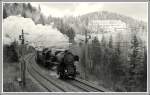 Dampfsonderzug E 16065 von Wien nach Mrzzuschlag mit 52.4984 und 1041.15 am 6.1.2007 bei der Durchfahrt der Station Wolfsbergkogel am Semmering.