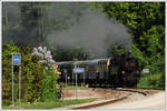 ÖGEG 77.28 mit ihrem Sonderzug SR 14553 von St. Pölten nach St. Aegyd am Neuwalde am 29.4.2018 bei der Ein-/Durchfahrt in Schrambach.