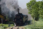 Der Erlebniszug zum 11. Oldtimertreffen nach Erstbrunn verläßt nach einem kurzen Aufenthalt Mollmannsdorf. Die Aufnahme entstand am 06.05.2018.