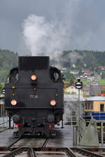 Die Dampflokomotive 77.28 aus dem Jahr 1928 wird auf der Drehscheibe des Lokparks Ampflwang präsentiert.