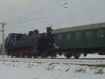 Die 77 28 am 24.12.2007 mit dem Christkindl Dampfzug von Salzburg nach Lamprchtshausen bei der Bahnhofseinfahrt in Brmoos.