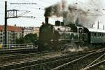 77.66 mit einem Sonderzug bei der Ausfahrt aus dem Wiener Sdbahnhof am 14.Juli 2002