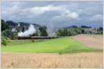 77.28 und 78.618 mit dem Fotozug Z 91153 von Attnang-Puchheim nach Hausruck am 6.8.2010 kurz nach dem Bahnhof Ottnang-Wolfsegg mit Blick auf Ottnang aufgenommen.