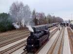 77.28 setzt sich von der  Fotografenmeute  am Bahnhof Ried ab;110313