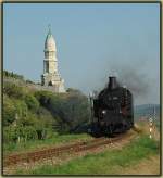 77.250 der Fa. Brenner&Brenner (ex. BB 77.244 / ex. BB 629.59) am 24.9.2006 mit dem IGE Sonderzug R 16640 kurz vor der Einfahrt in Drnstein-Oberloiben in der Wachau. Im Hintergrund ist das Napolendenkmal zu sehen.