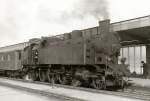 BB - Die 77.249 ist zum Abfahrt bereit um den Chopin Express Wien - Warsawa nach Breclav zu ziehen - Wien Ostbahnhof - Gleis 1 - Winter 1960. Foto : J.J. Barbieux.