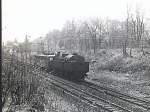 BB - Eine BR 77 zieht eine 1042 auf der Wiener Verbindungsbahn bei Hietzing.