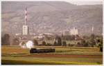 Teleaufnahme der 77.28, welche mit dem Erlebniszug  Leiser Berge  durch das Weinviertel dampft.