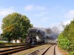 77-28 der ÖGEG, dampft mit einer mächtigen Rußfahne aus dem Bahnhof Ried in Richtung Hausruck; 141003