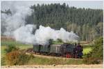 77.28 ist am späten Nachmittag des 3.10.2014 mit einem Fotozug über den Hausruck von Ried nach Attnang-Puchheim unterwegs. Hier vor Oberbrunn.