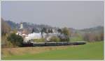 Fotopersonenzug SLP 19439 von Attnang-Puchheim nach Hausruck, bespannt mit GEG 78 618, am 21.4.2010 mit Blick auf Ottnang im Hausruck.