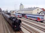 78-618 anlsslich des Dampflok-Spektakel am Hausruck gastiert whrend der Zugkreuzung 5047066-5(R5956) mit 5047088-9(R5961) am Rieder Bahnhof;110113