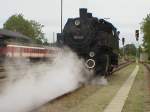 86.501 am 10.7.2004 am Bahnhof Ried im Innkreis; anlsslich O-Landesaustellung  Grenzenlos  (sowie abgestellte Mitteleinstiegswagen Erlebnisbahn)