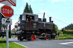 Die Dampflokomotive 88.103 überquert Anfang September 2019 einen Bahnübergang in Ferlach.