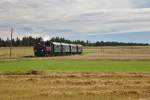 Inmitten der Felder des Waldviertels ist die 92.2271 des MLV mit ihrem Zug zum Kräuterfest in Sprögnitz unterwegs.